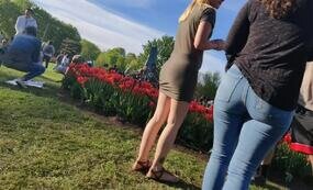 Flowers and thicc ass